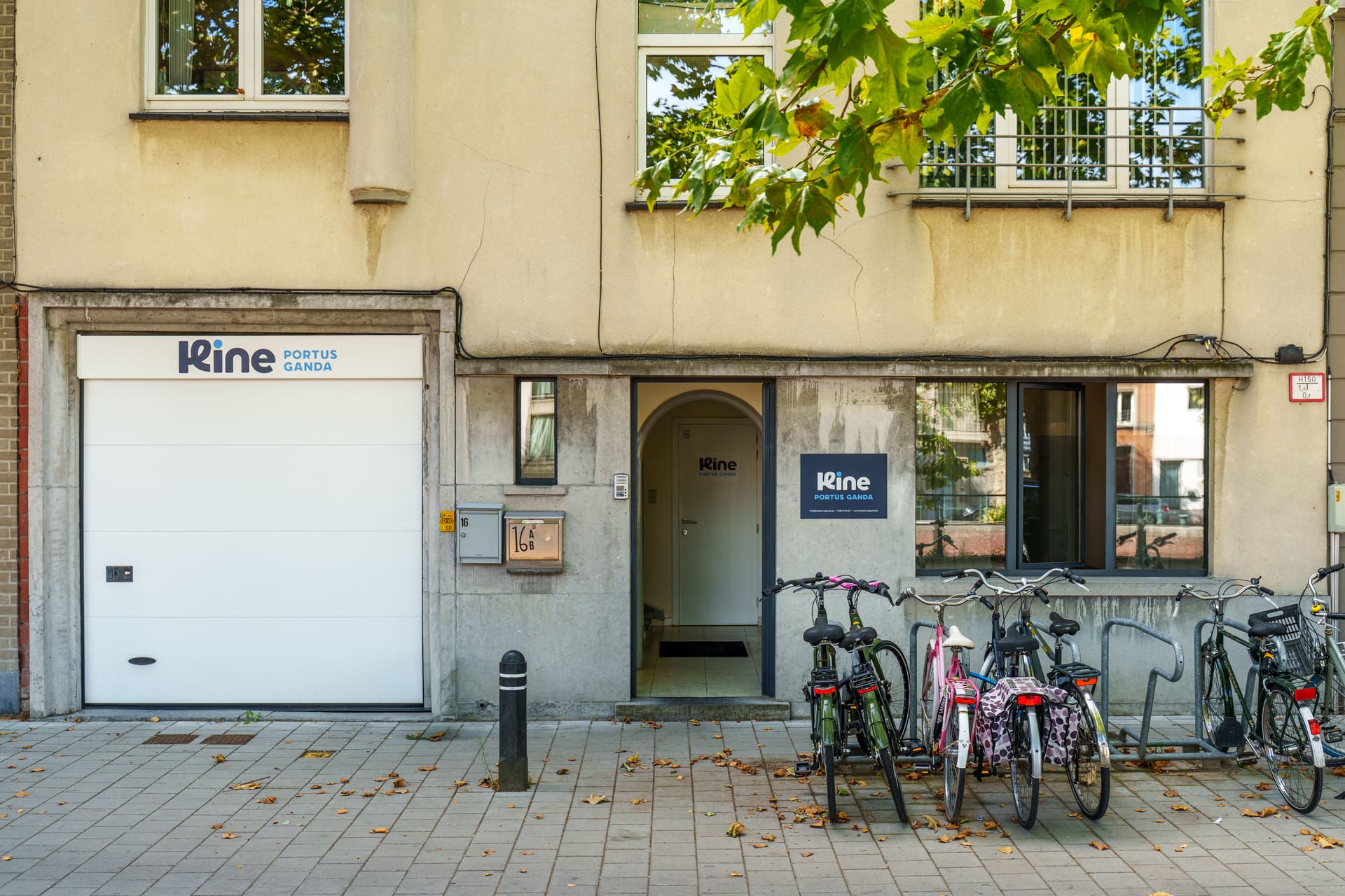 Gevel van Kine Portus Ganda aan de Schoolkaai in Gent met fietsenstalling