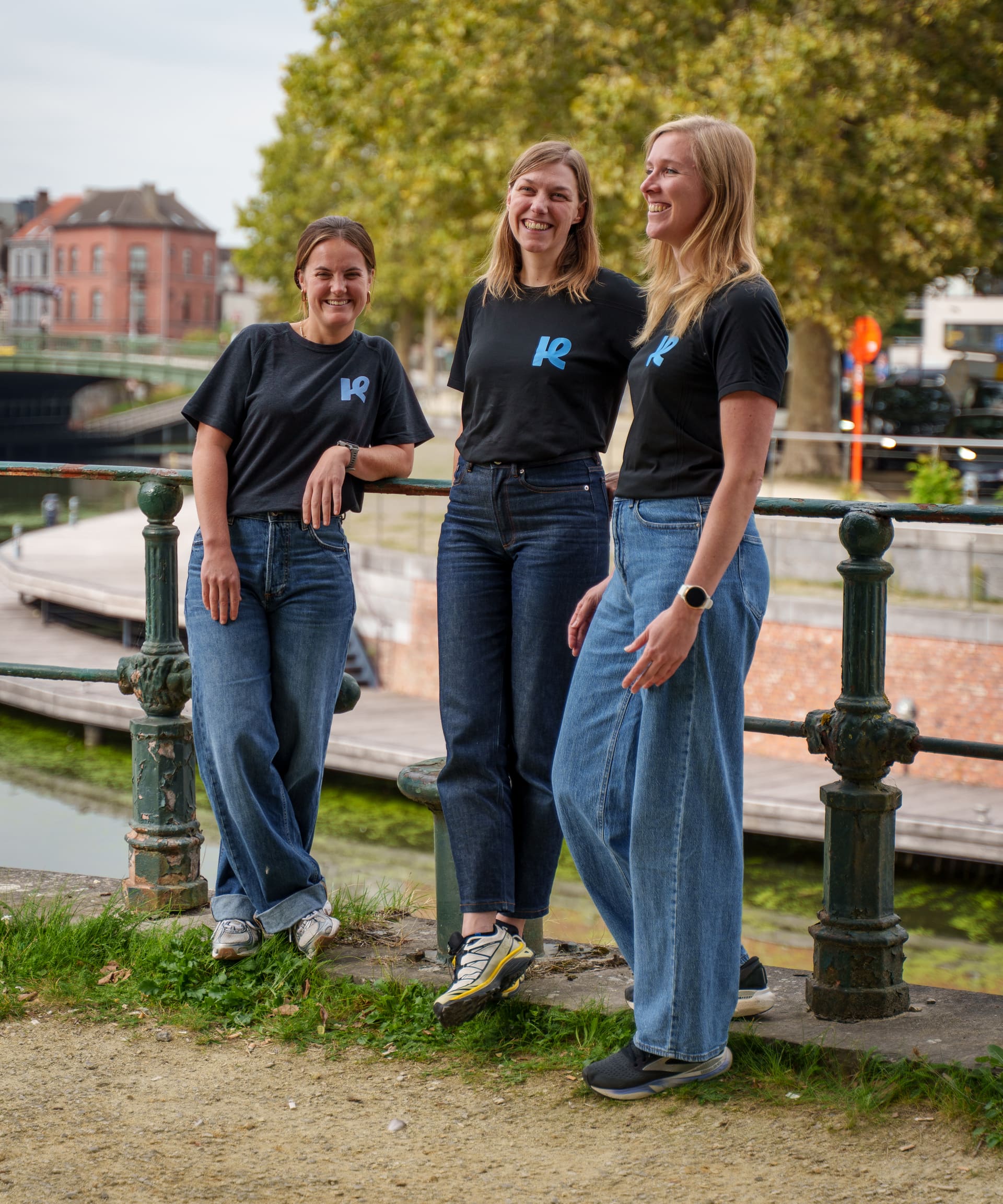Het team van Kine Portus Ganda aan de kaai vlak bij de praktijk