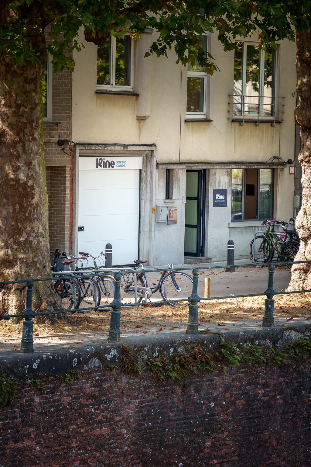 Zicht op de praktijk vanaf de overkant van het water