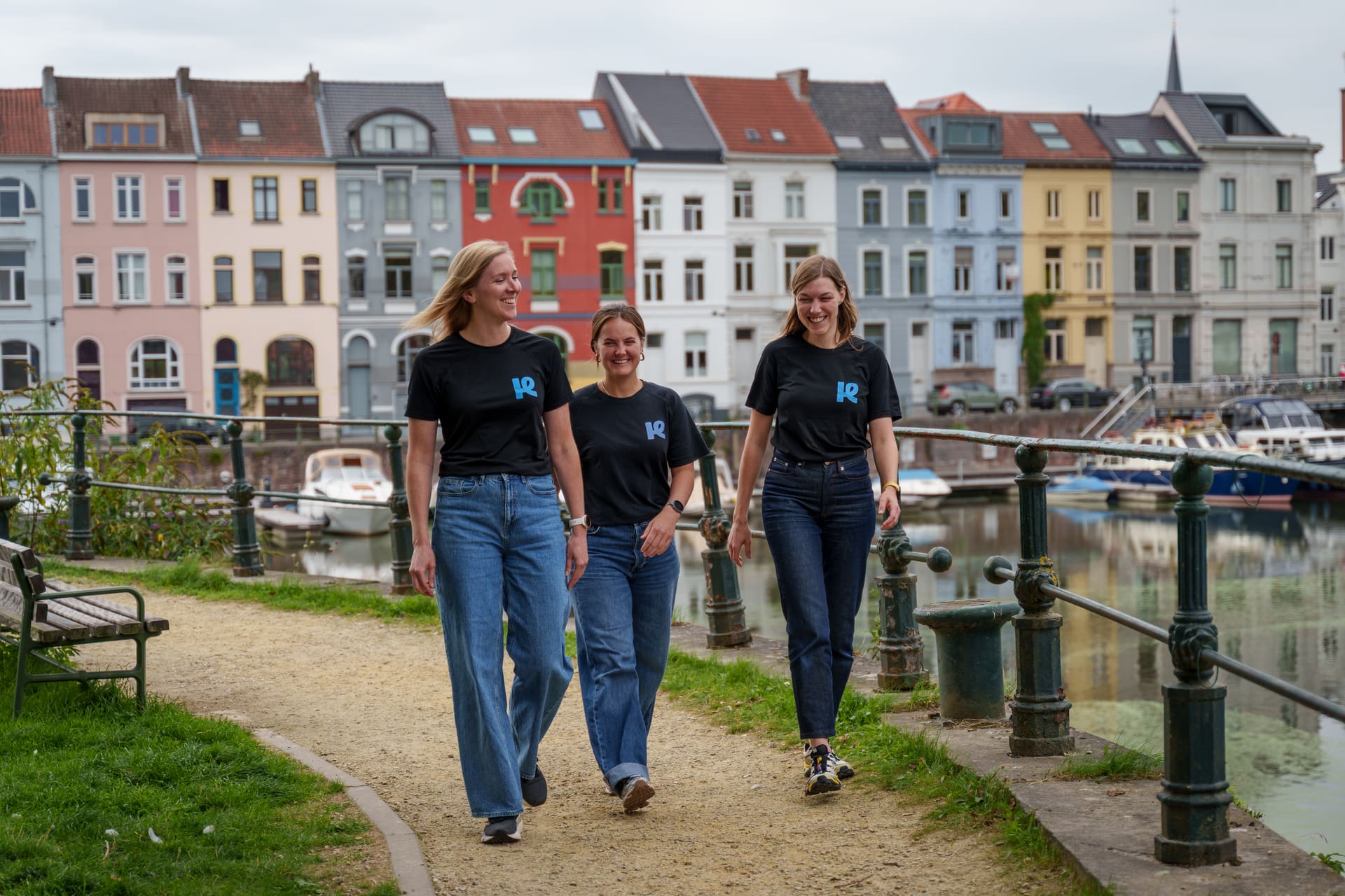 Het team van Kine Portus Ganda wandelt langs het water in Gent